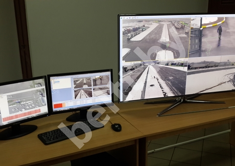 Видеонаблюдение, мониторы на столе